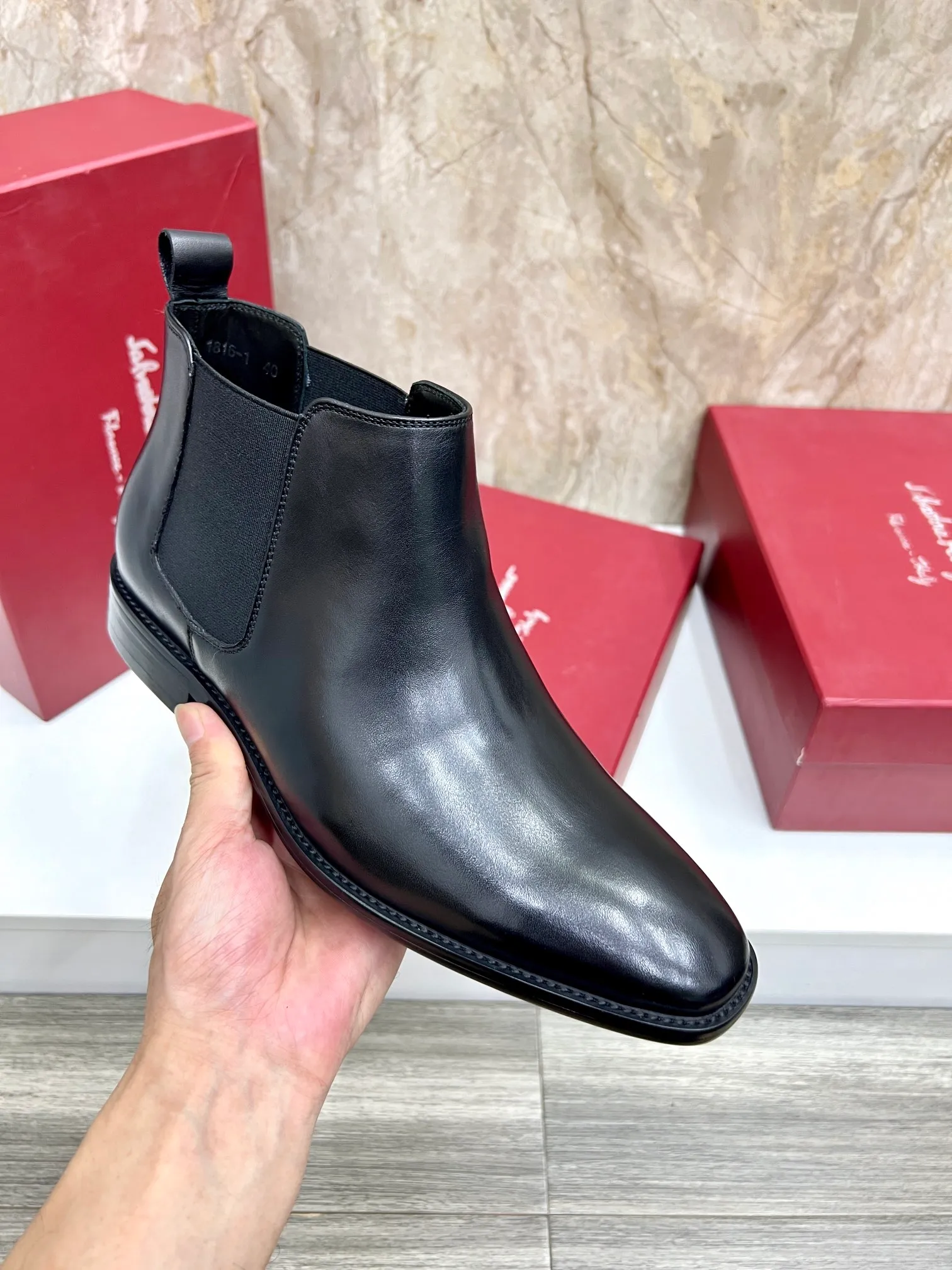 Original order quality: Men's shoes 💰700 Brand: Ferragamo (Ferragamo) One size larger: Men's size 38-44 (45 customized) Grade: Same style as the official website High-end men's shoes Material: Original cowhide, cowhide lining, original outsole Style category: Chelsea men's boots Fashion trend Color: Actual picture